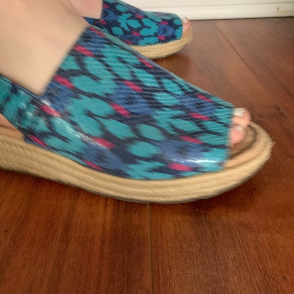 Naturalizer N5 woman’s comfort snakeskin pattern size 7.5 sandals - Picture 4 of 11